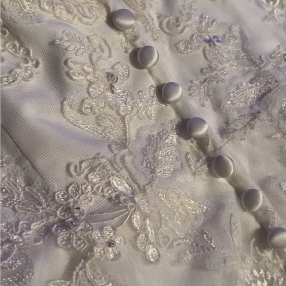 Wedding Dress! Great condition! easy used- Size 8. - Picture 8 of 10